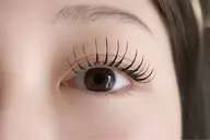 《軽ふわ👁️》フラットラッシュ100本¥3960🌸 口コミご協力特典/アイパック付き/オフなし。