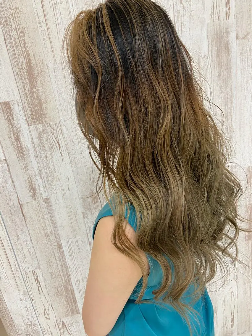 ロング カラー バレイヤージュ ベージュカラー ブリーチ レイヤーカット Oopsレイヤー 加藤澄都のヘアスタイル