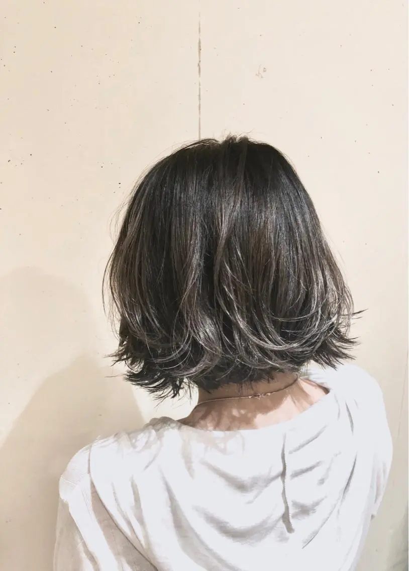 ショート カラー パーマ ヘアアレンジ 切りっぱなしボブ ベージュカラー ブリーチ ブルーカラー ブラウンカラー 【ツヤ髪美容師】 ツダケイスケのヘアスタイル