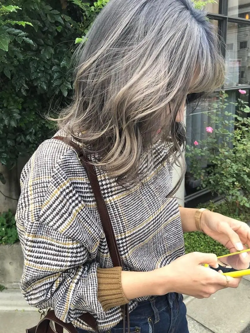 カラー ブリーチ グレージュ シアーグレージュ 顔まわりレイヤー× 韓国ヘアオタベシンヤのヘアスタイル