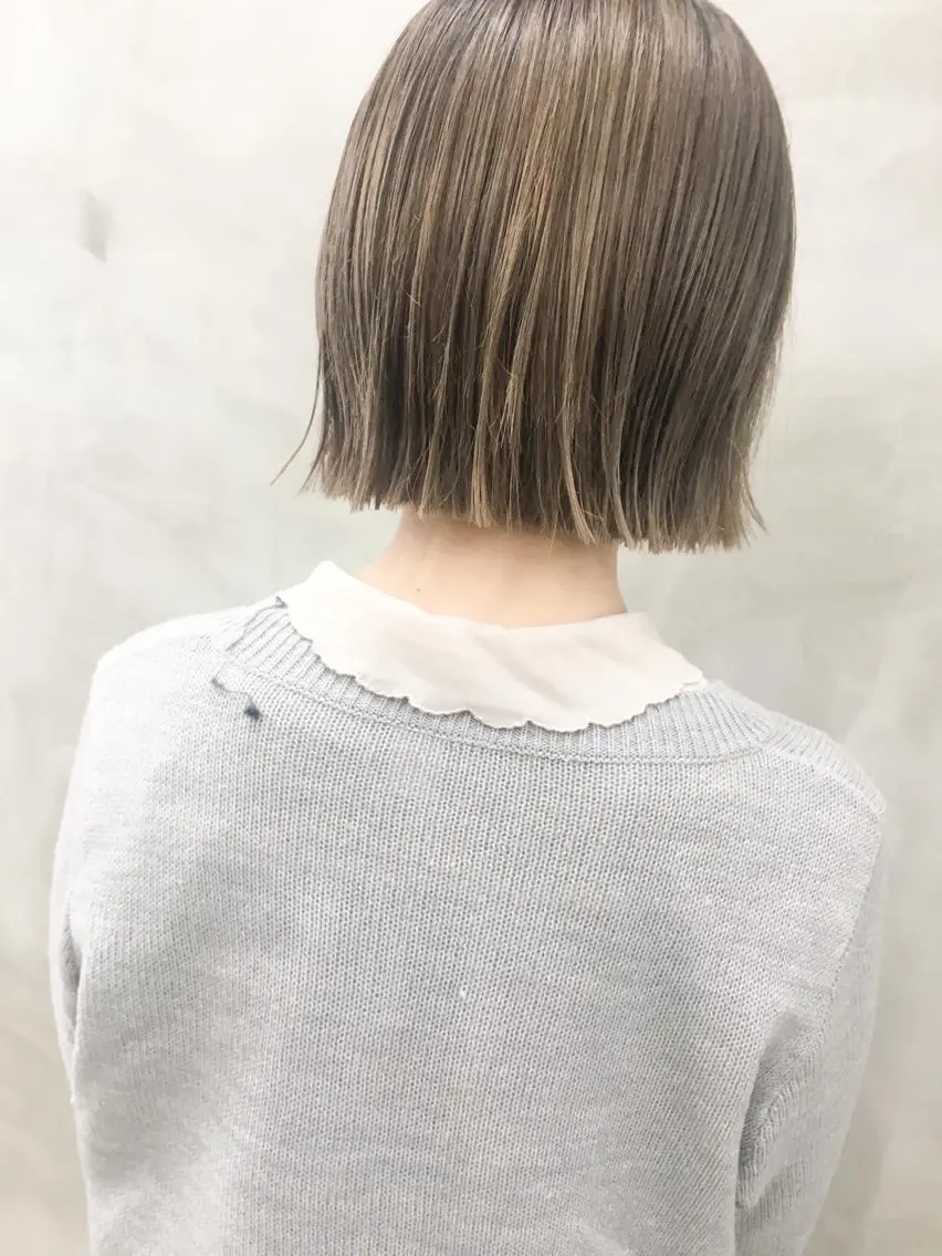 カラー 切りっぱなしボブ ベージュカラー ブリーチ ダブルカラー フォギーベージュ モエ 代々木公園/神山町のヘアスタイル