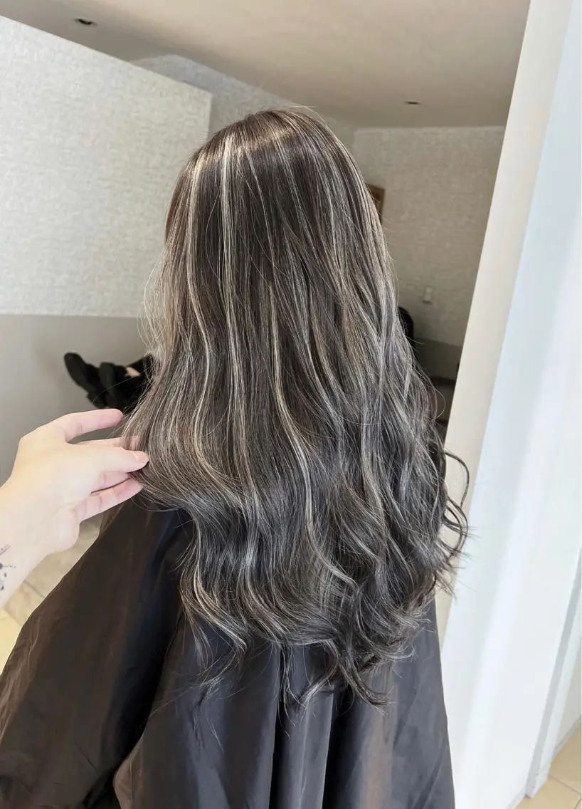 ロング カラー ダークグレー ダークグレージュ グレージュ ハイライトカラー ハイライト 指名数No.1 /NAOYAのヘアスタイル