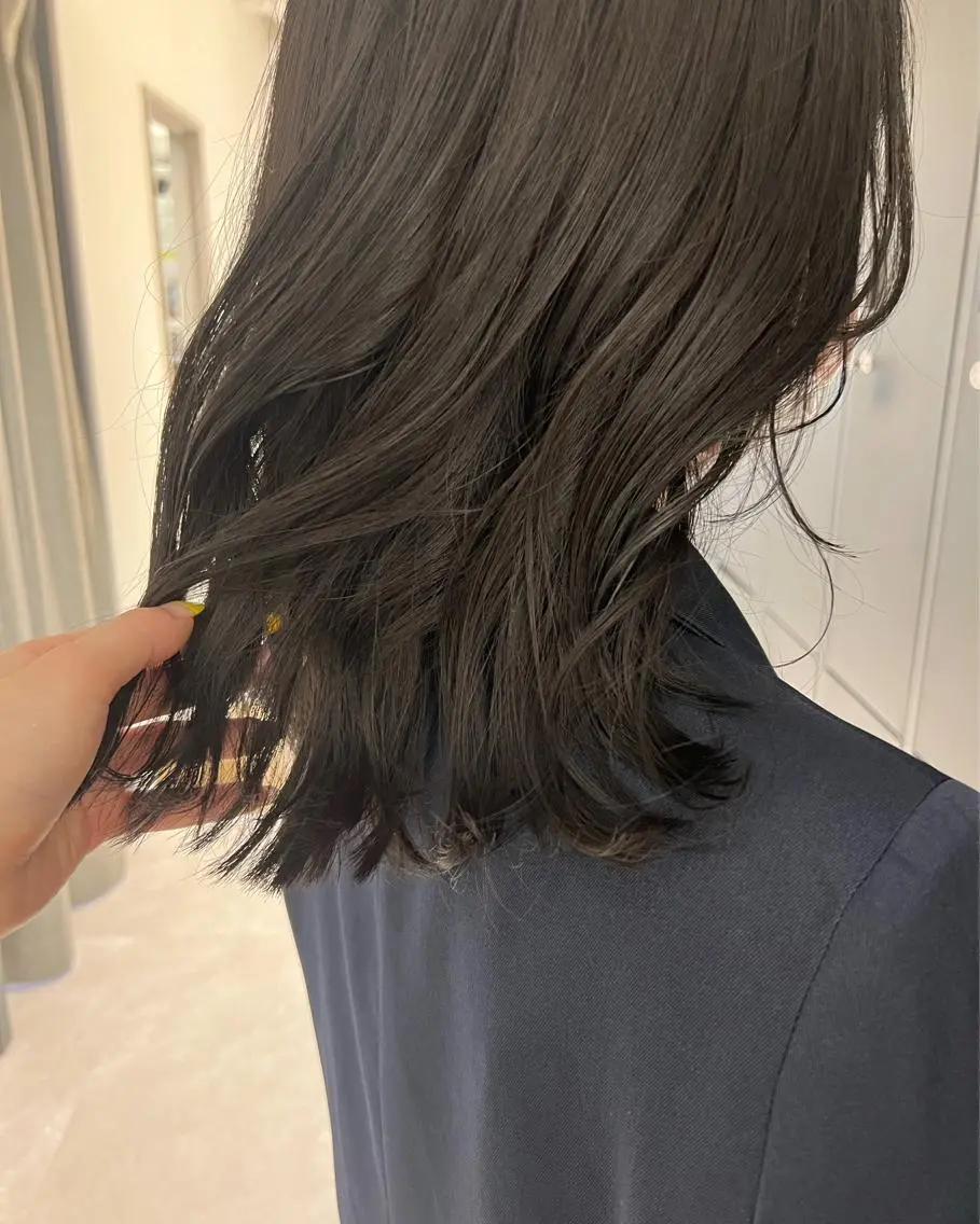 ミディアム カラー ダークグレー ダークグレージュ グレージュ 暗髪カラー🫐パーマ おくだりんかのヘアスタイル
