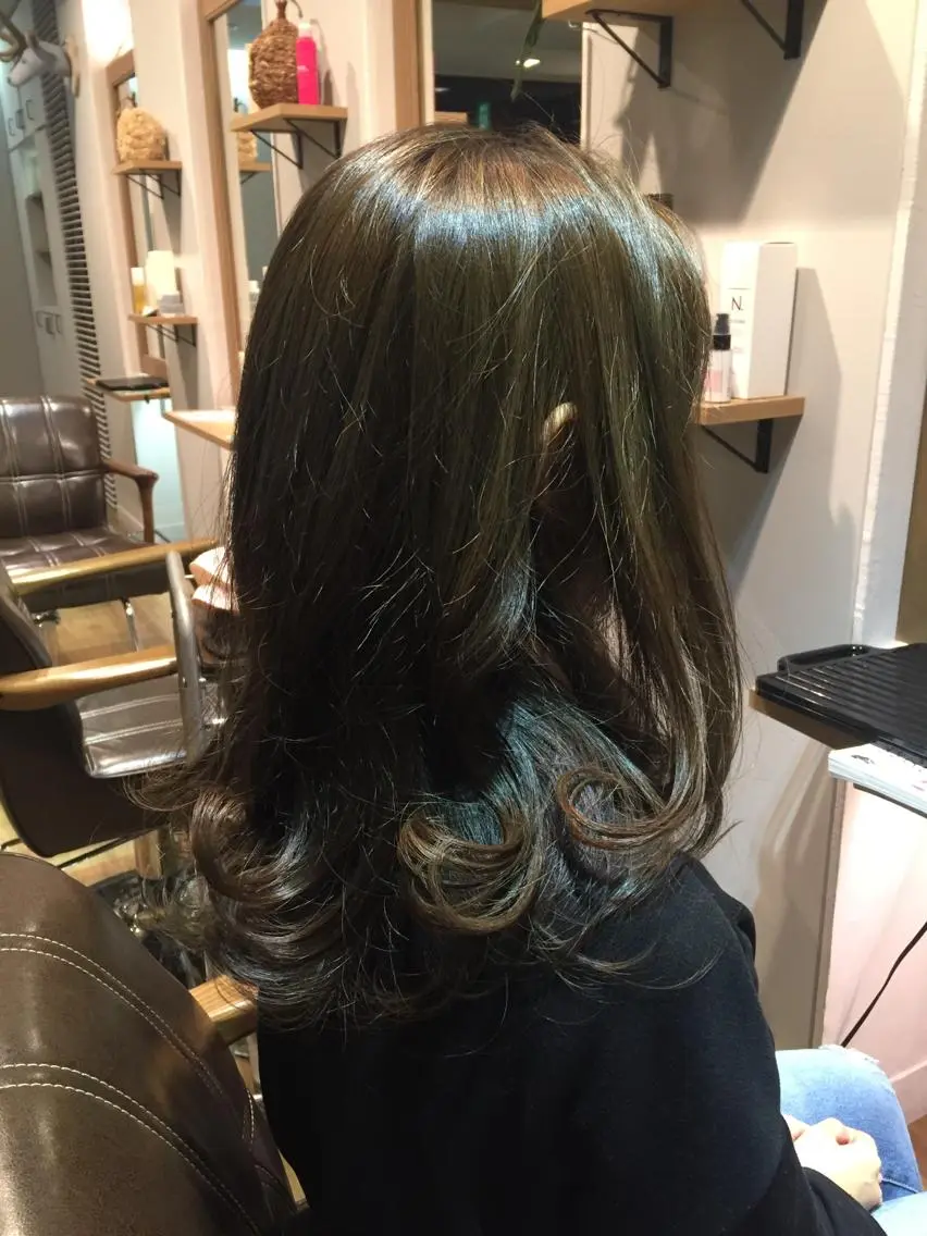 ロング カラー アッシュ ツキダテ ユイのヘアスタイル