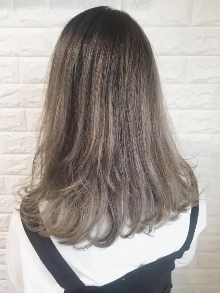 ミディアム カラー グレージュ 西本 夏美のヘアスタイル