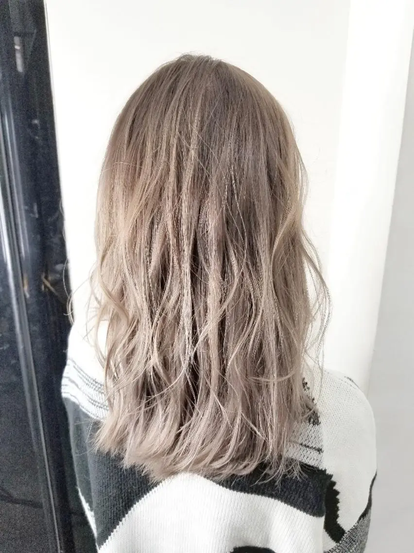ミディアム カラー グレージュ TATSURO タツローのヘアスタイル