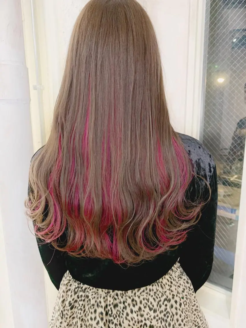 ロング カラー ベージュカラー インナーカラー ミルクティーベージュ ピンクカラー カット ヘアカラー トリートメント トリートメント /カラー/NAOKIのヘアスタイル