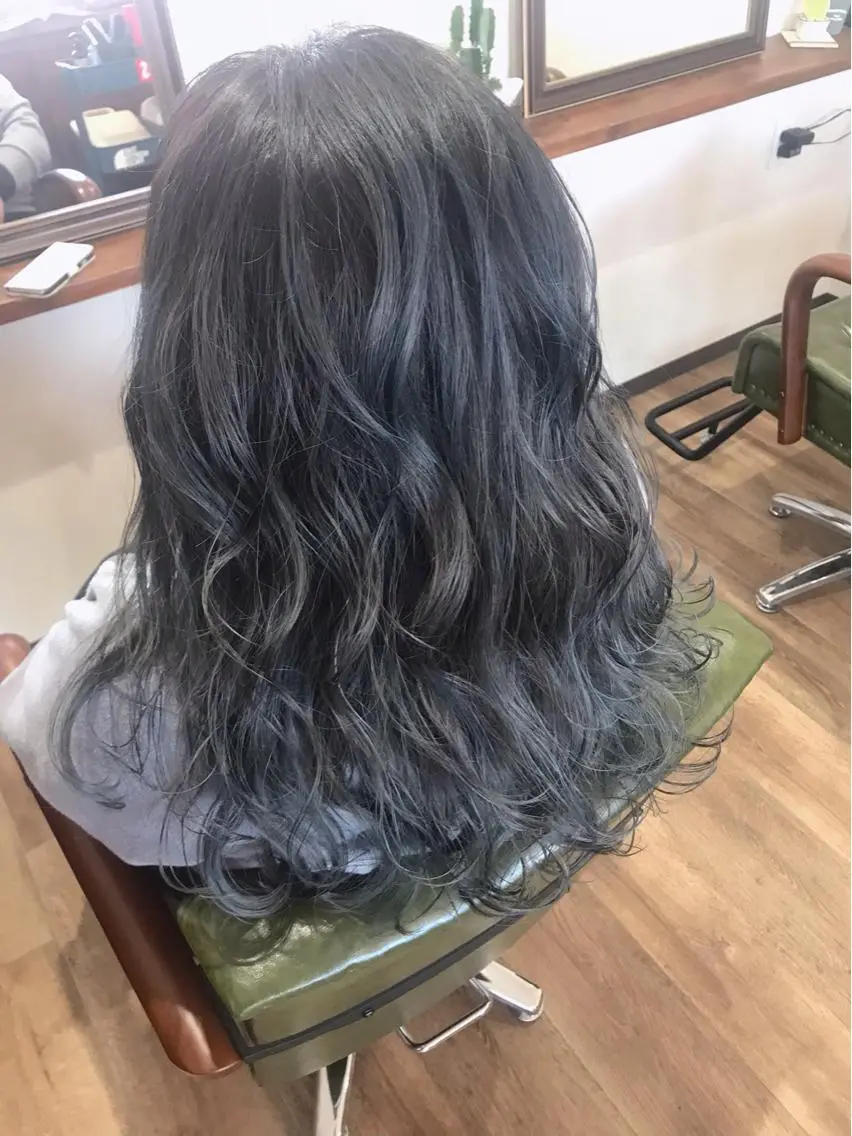 ロング カラー ブルーカラー ブルージュ グラデーションカラー カット ヘアカラー トリートメント Rug Relief 吉田のヘアスタイル