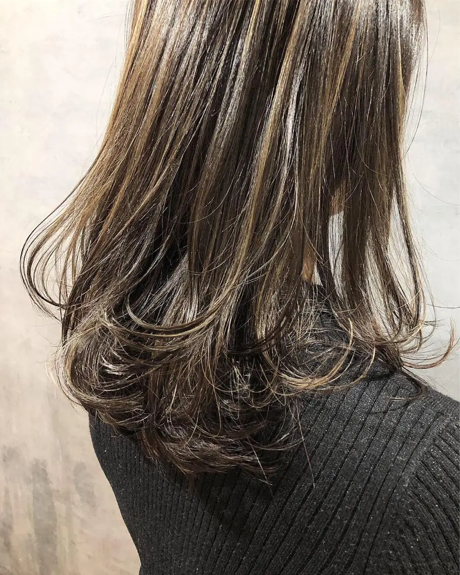 セミロング カラー グレージュ ハイライトカラー ハイライト カット ヘアカラー トリートメント ツキノキ ミナのヘアスタイル