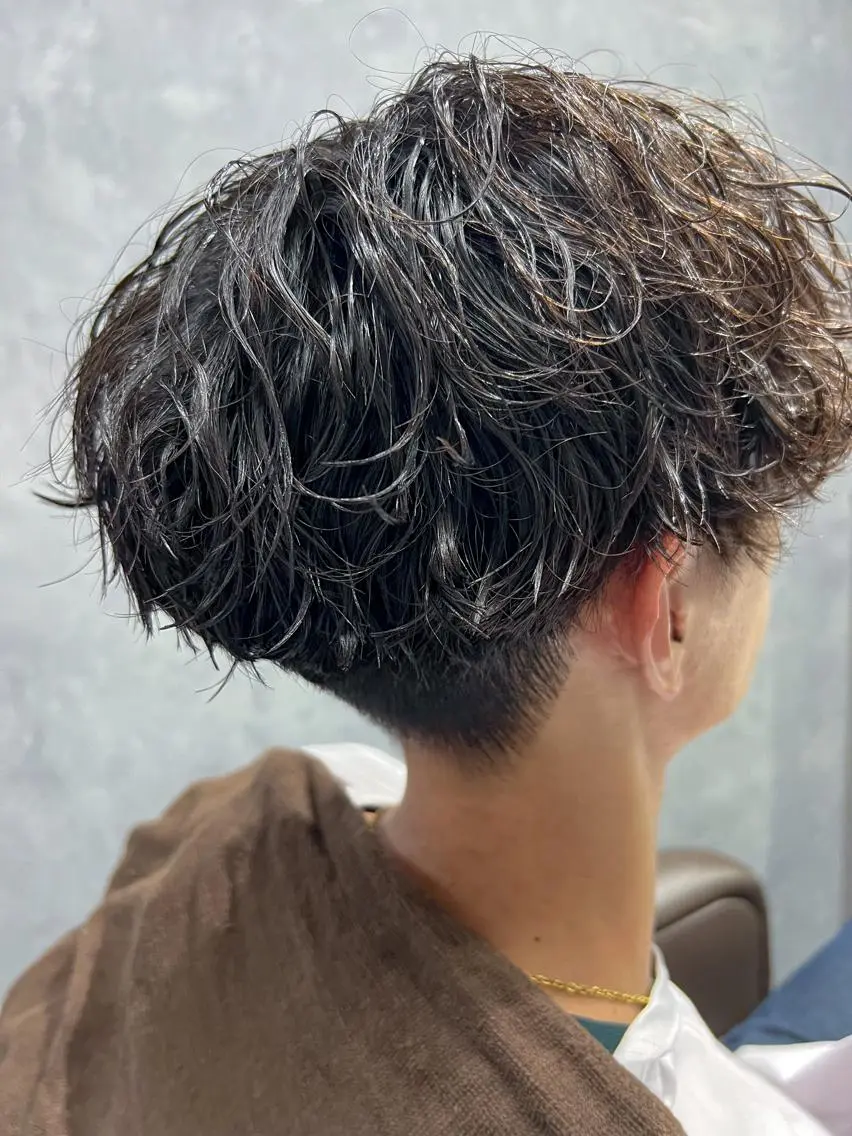 ミディアム パーマ メンズ センターパート 波巻きパーマ カット パーマ 垢抜け・メンズパーマ 津山祐紀のヘアスタイル