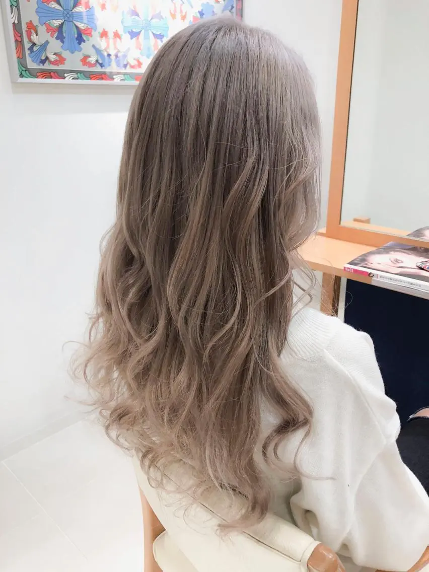 ロング カラー アッシュ ベージュカラー ミルクティーアッシュ ヘアカラー トリートメント Days 透明感カラーのヘアスタイル