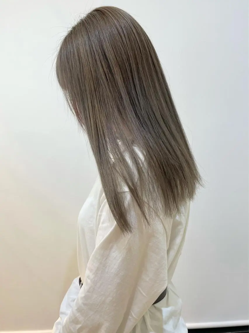 ロング カラー グレージュ 佐藤 魁人のヘアスタイル