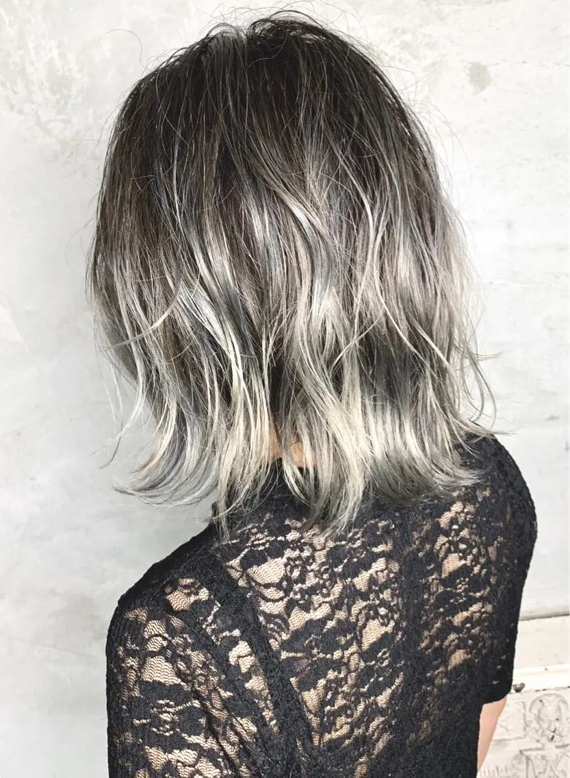 ミディアム カラー バレイヤージュ ブリーチ シルバー レイヤーカット ヘアカラー 安田 充宏のヘアスタイル