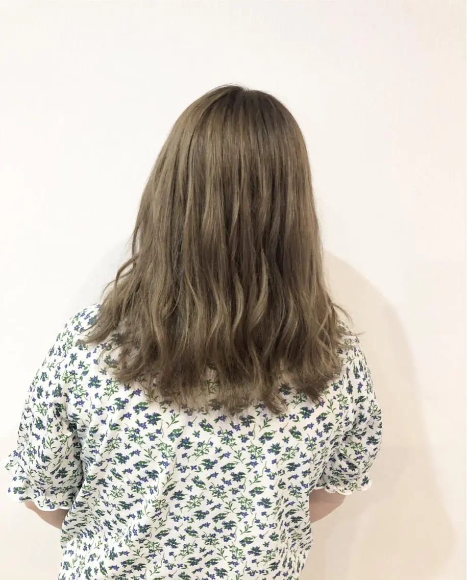 セミロング カラー ベージュカラー ミルクティーベージュ 白井 つづりのヘアスタイル