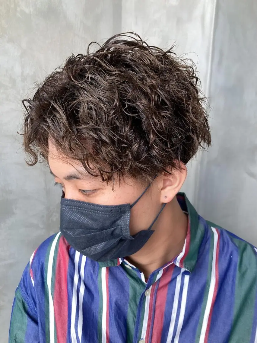 ショート パーマ メンズ センターパート 波巻きスパイラルパー マ/シャドウパーマ駿のヘアスタイル