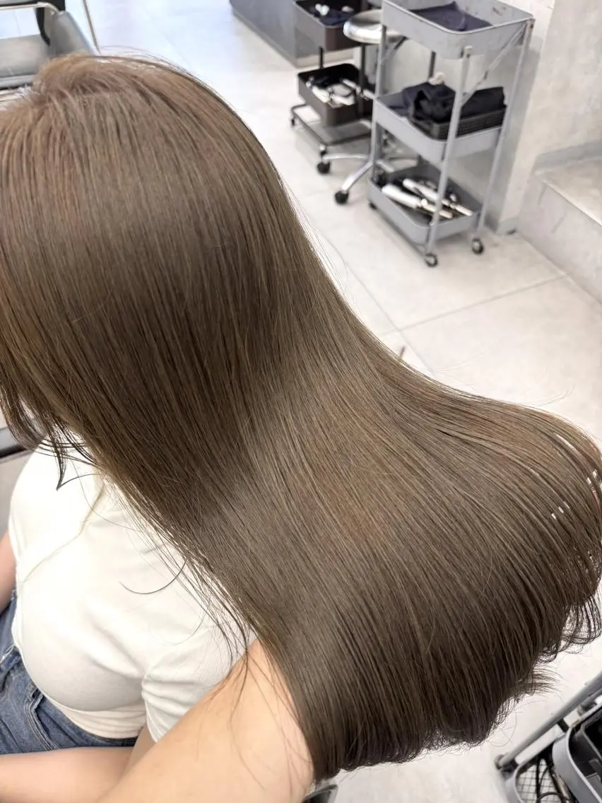 ロング カラー ベージュカラー ブリーチ 透明感カラー ダブルカラー グレージュ カット ヘアカラー レイヤー/艶カラー FOCUSJAPANのヘアスタイル