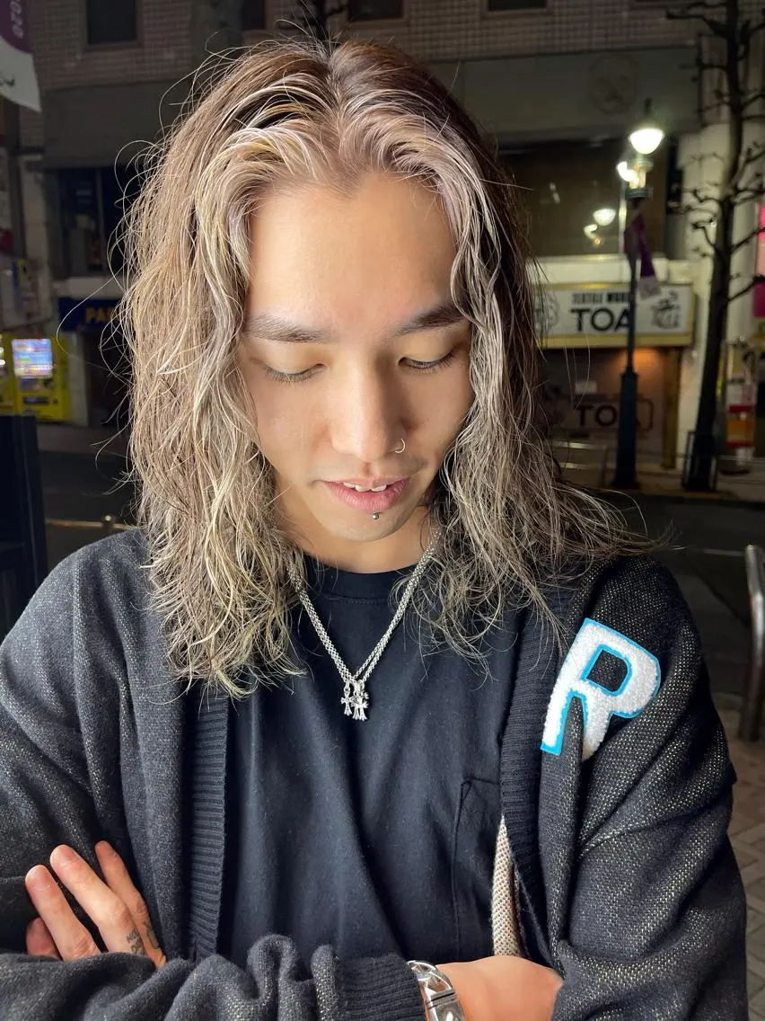 ミディアム カラー メンズ ミディアムパーマ メンズハイライト メンズパーマ ハイライトカラー ハイライト 狩野 孝太郎のヘアスタイル