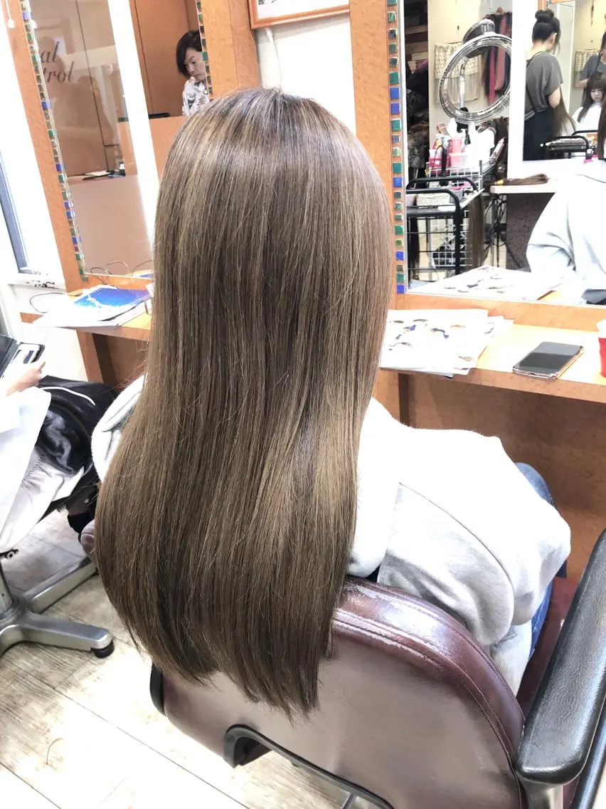 ロング カラー シールエクステ ベージュカラー グレージュ ハイライトカラー ミルクティーベージュ 100%髪質改善特化 TRUNSのヘアスタイル