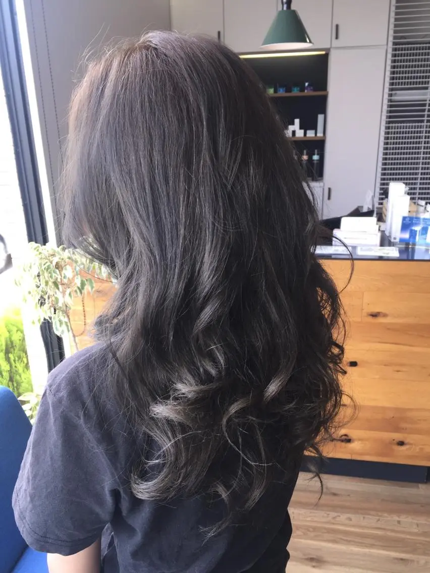ロング カラー グレージュ ツキダテ ユイのヘアスタイル