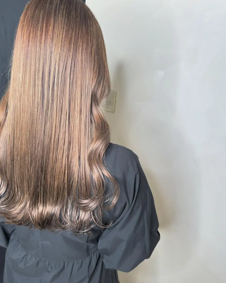 セミロング セミロングパーマ ラベンダーベージュ くびれヘア 外国人風カラー ハイライト ヘアカラー トリートメント 隠れ家美容室 RAW TOKYO 【公式】のヘアスタイル