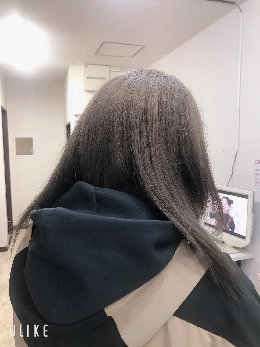 ミディアム カラー グレージュ 石田 美晃のヘアスタイル