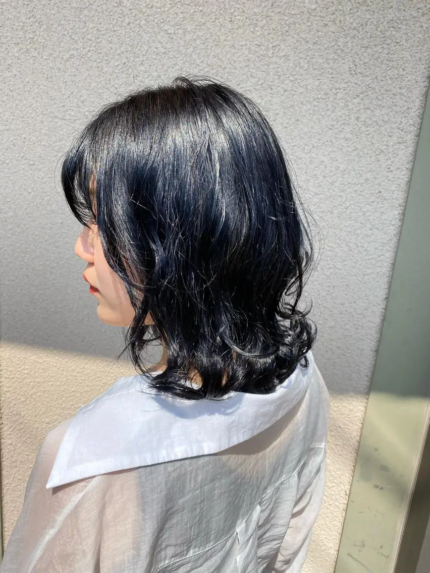 カラー 黒髪 ブリーチ ブルーカラー ブルーブラック SYUMA .のヘアスタイル