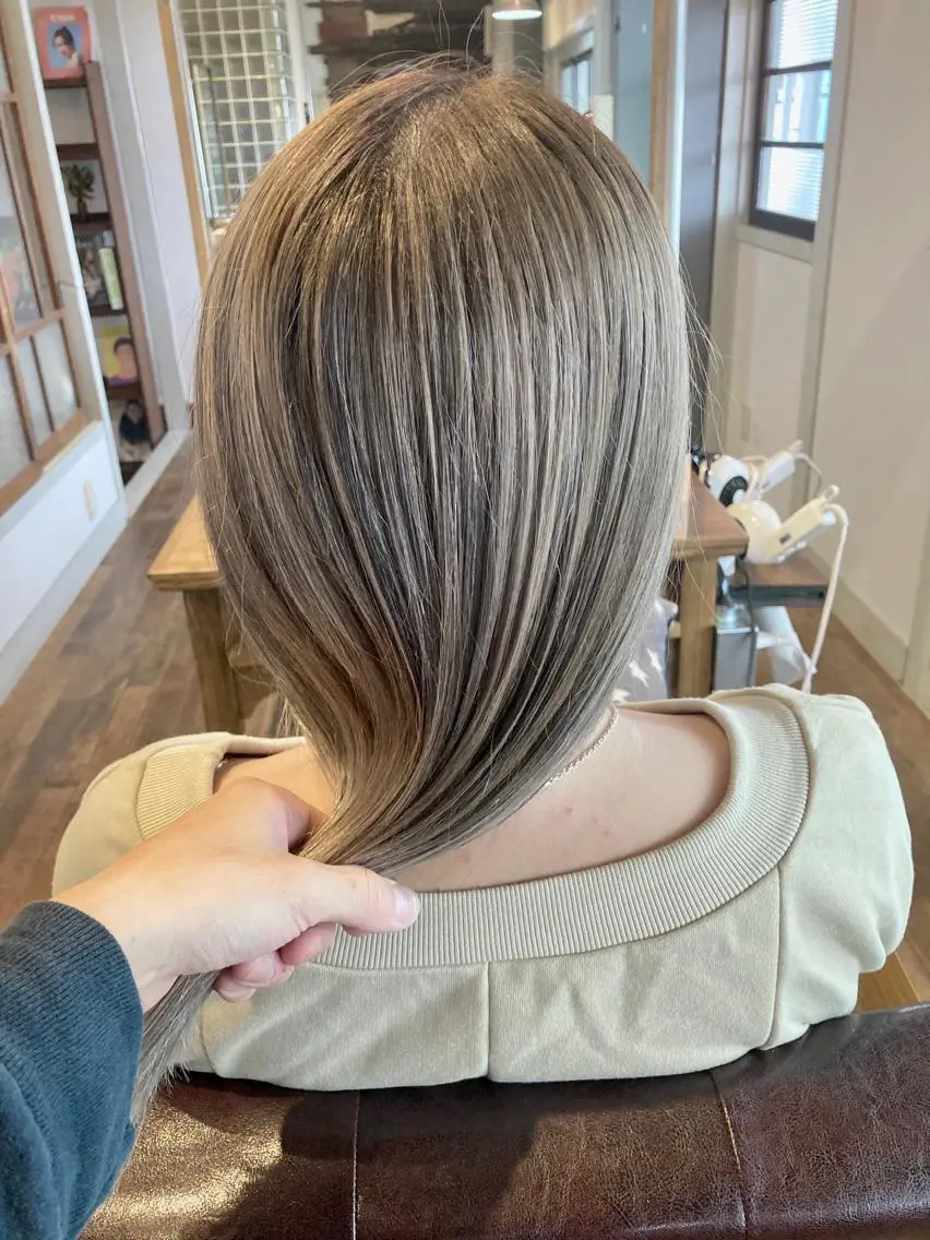 セミロング レイヤーカット ヘアカラー タカツド ユウキのヘアスタイル