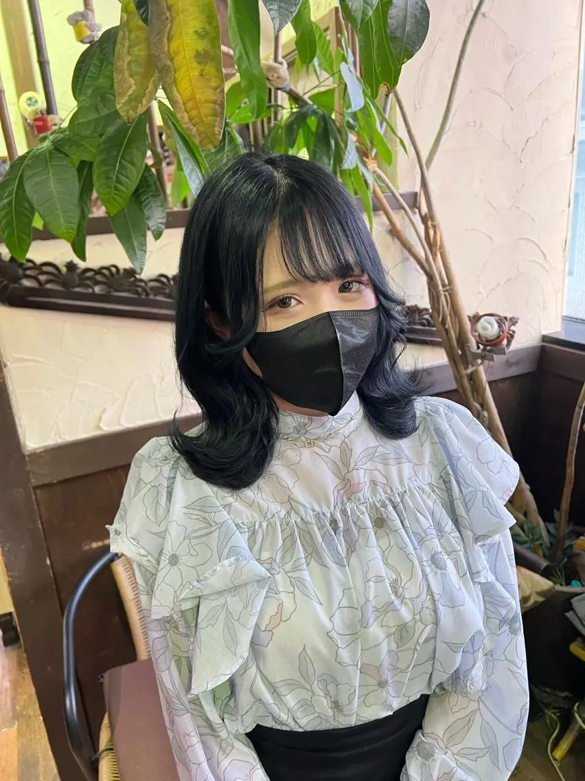 ミディアム カラー 黒髪 ブルーカラー ブルーブラック 顔まわりレイヤー レイヤーカット カット ヘアカラー PSY(サイ)池袋 金田尚久🎨のヘアスタイル