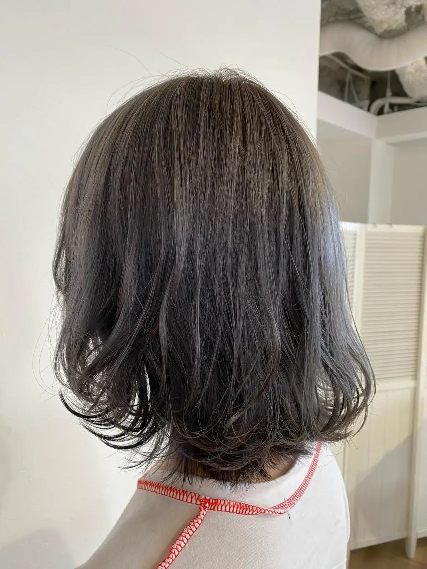 カラー アッシュ ブリーチ シルバー シルバーアッシュ ヘアカラー 伊藤かな 🫧 髪質改善/ヘッドスパのヘアスタイル