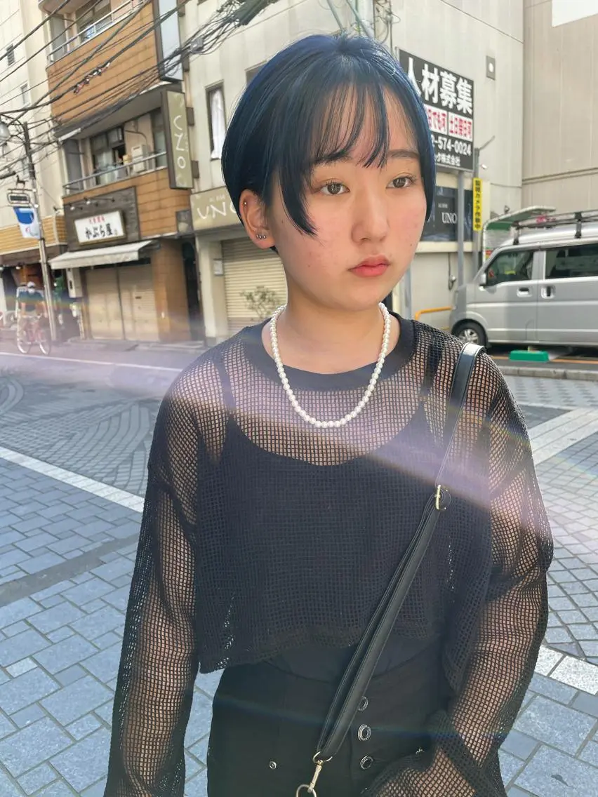 ショート カラー ブリーチ ネイビーカラー ヘアカラー ナチュラル透明感🌱 小山美樹子のヘアスタイル