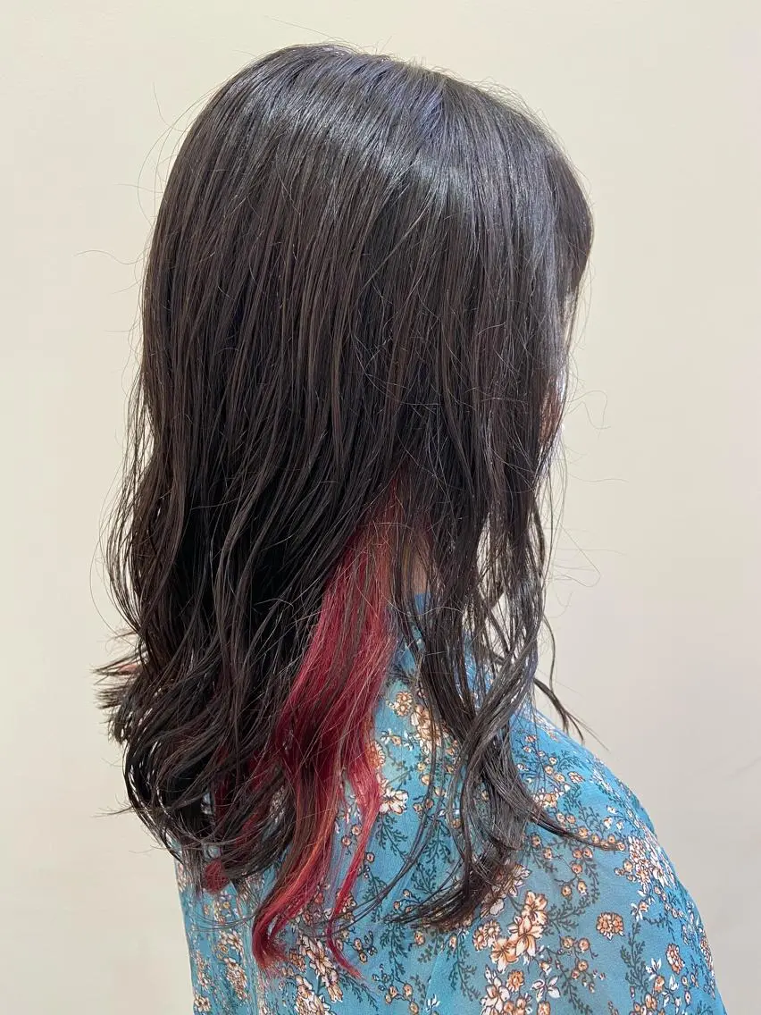 ミディアム カラー インナーカラー レッドカラー ヘアカラー Amour なぐらのヘアスタイル