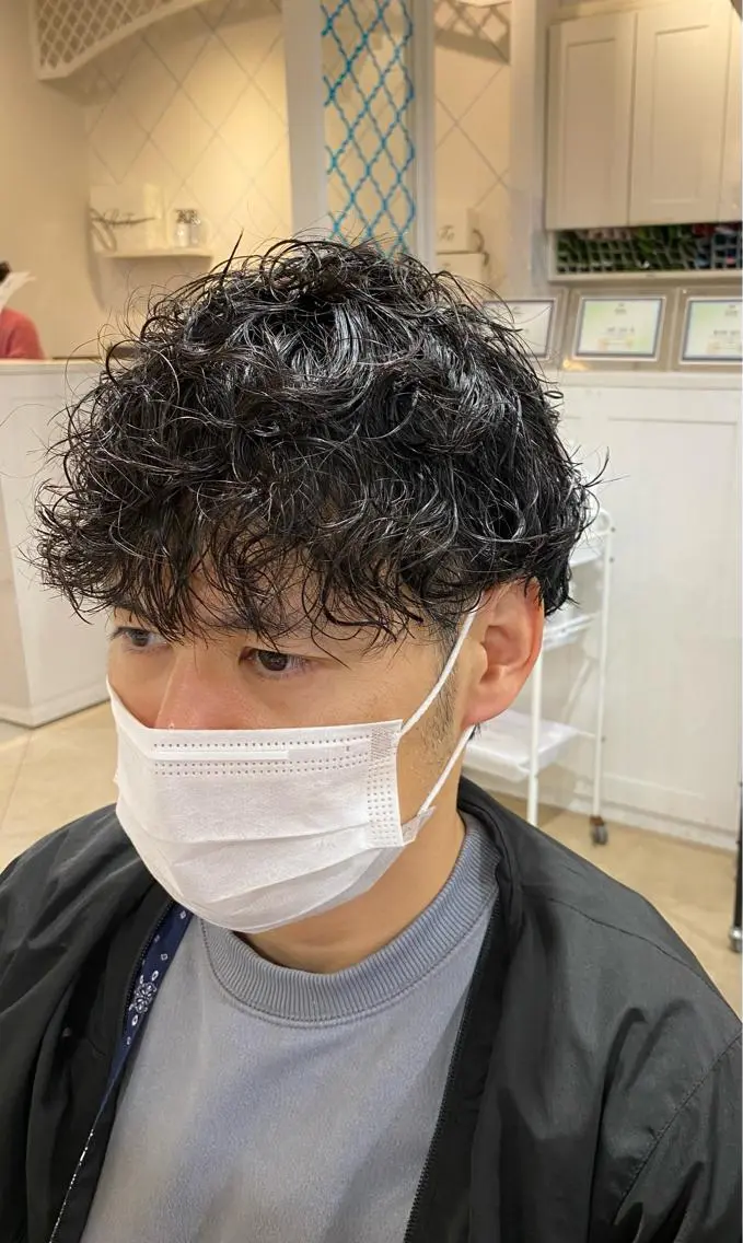 ショート パーマ メンズ カット パーマ 饒平名 知也のヘアスタイル