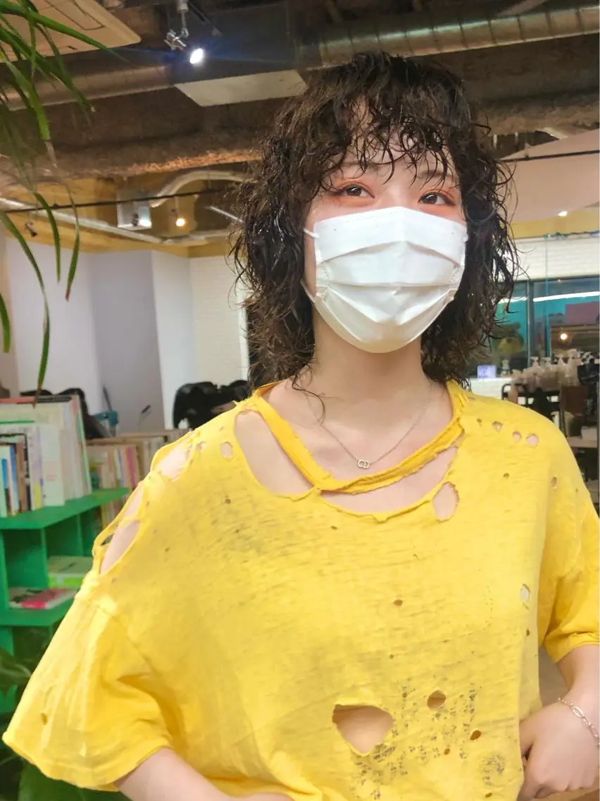 ミディアム パーマ カット パーマ 透明感カラー レイヤー亀井唯登のヘアスタイル