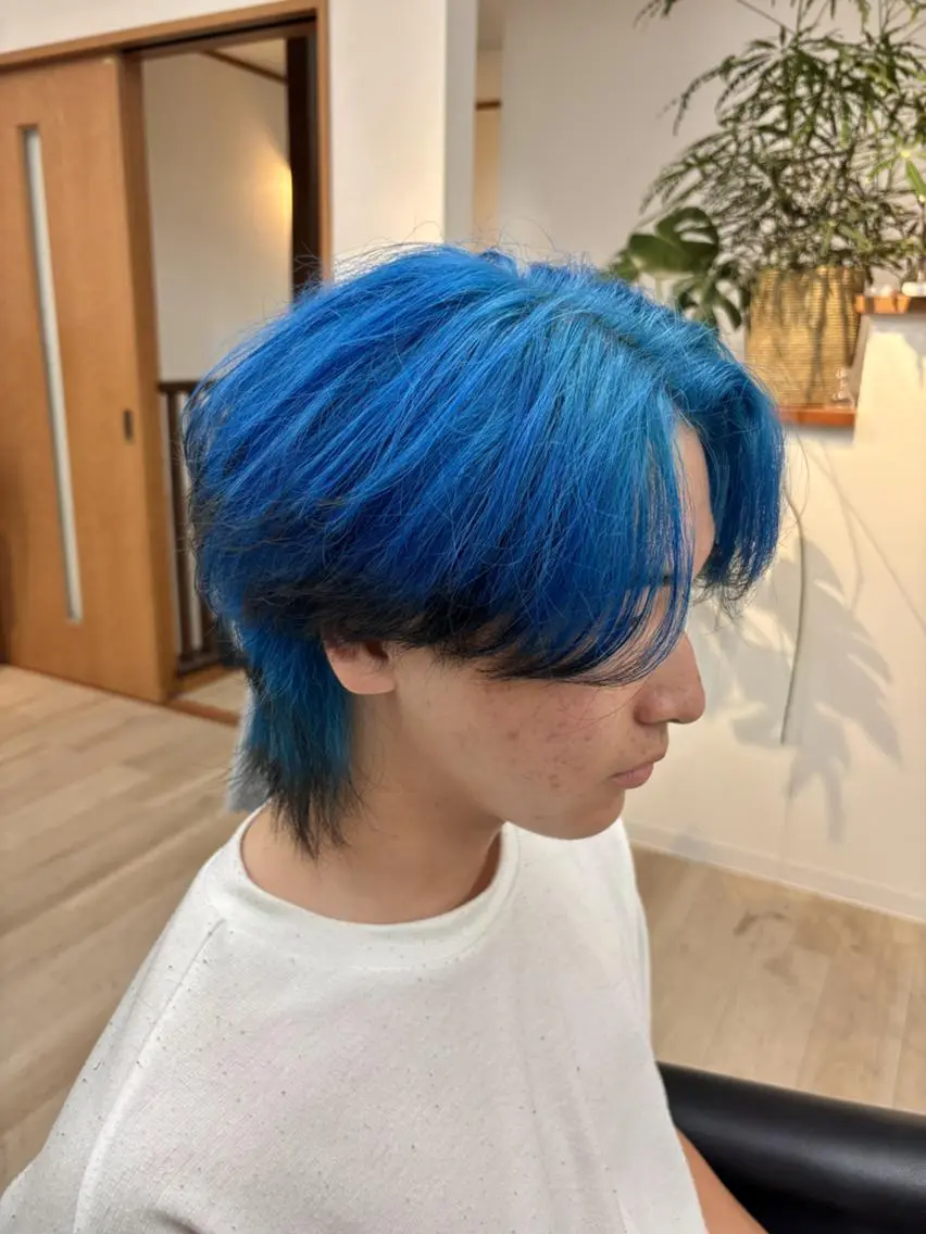 メンズ カラー ミディアム メンズウルフカット ブルーカラー ウルフカット NOA 青木のヘアスタイル