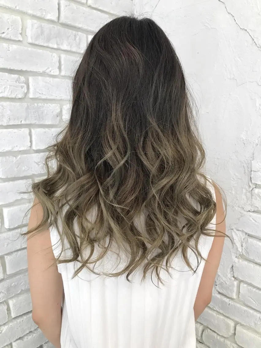 ロング カラー グラデーションカラー イルミナカラー レイヤーカット🪽 MARINA🦩のヘアスタイル