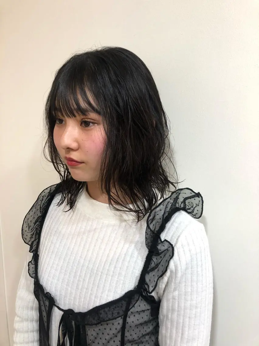 ミディアム パーマ MIOベージュカラー 柔らかいカラーのヘアスタイル