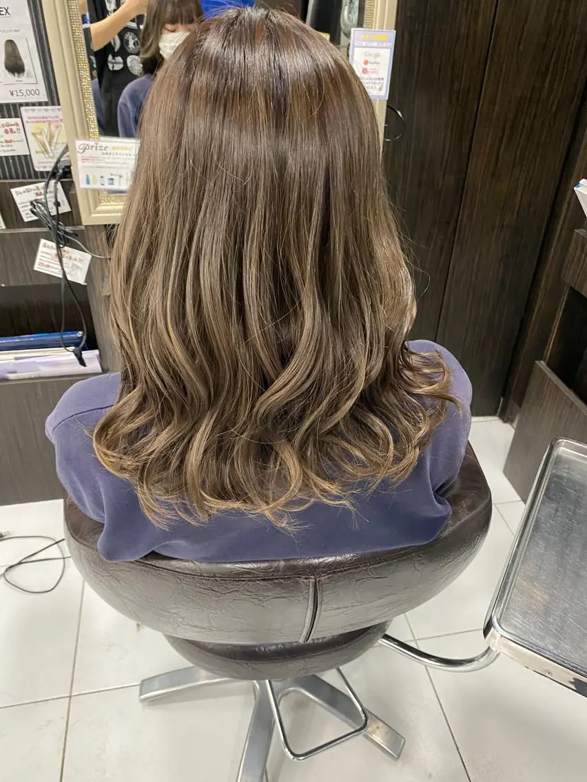 ミディアム カラー ベージュカラー ミルクティーベージュ グレージュ達人/赤み 消し/ブリーチ/岩崎のヘアスタイル