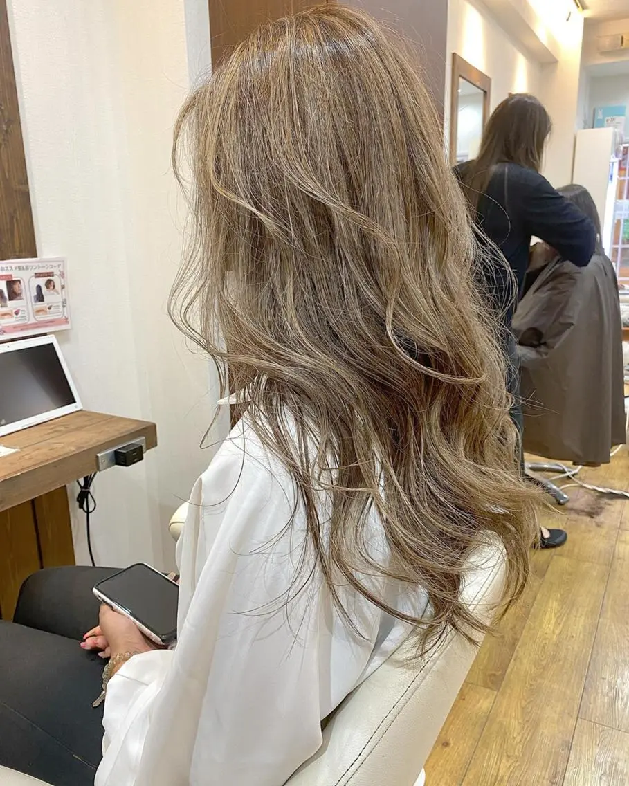 ロング アッシュ 外国人風カラー ハイライト レイヤーカット トリートメント 横浜ブリーチムラ直し ハイトーン/ブリーチのヘアスタイル