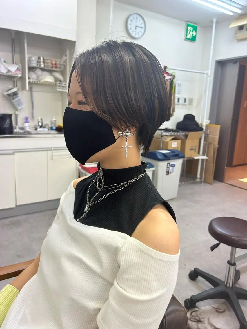 ショート オリーブベージュ/ ブリーチなし透明感のヘアスタイル