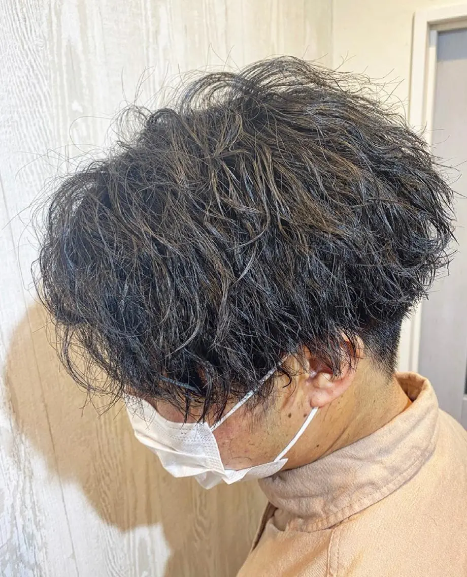 ショート カラー パーマ メンズ メンズパーマ スパイラルパーマ カット パーマ TELA HAIR 副代表 岡田のヘアスタイル