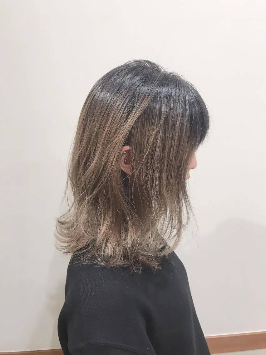 セミロング カラー デザインカラー グラデーションカラー ハイトーンカラー ヘアカラー トリートメント アザマ　ヤスカツ _rosso 川口のヘアスタイル