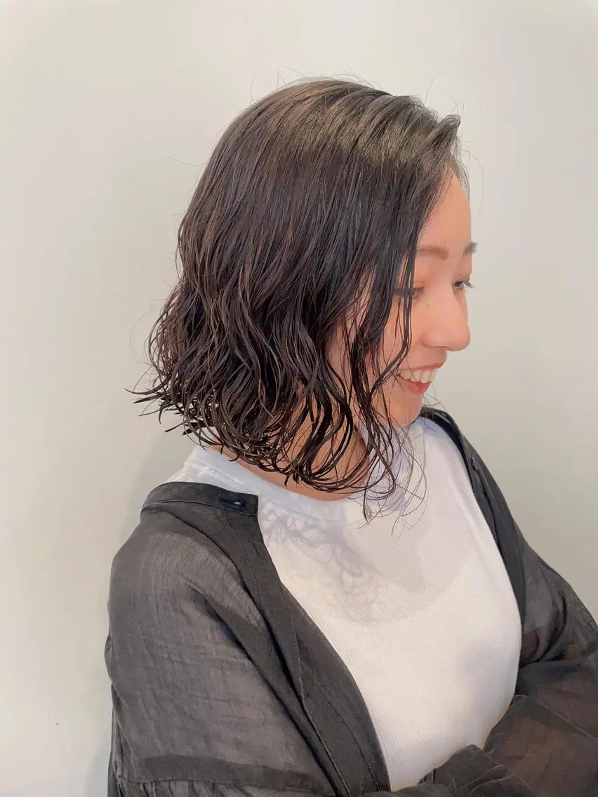 ショート カラー パーマ ヘアアレンジ 耳つぼ屋さん ‎🤍りりのヘアスタイル