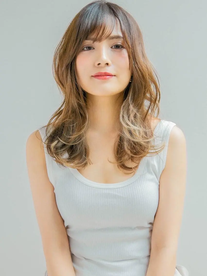 セミロング カット ヘアカラー トリートメント 山本翔一郎 韓国顔周りレイヤーのヘアスタイル