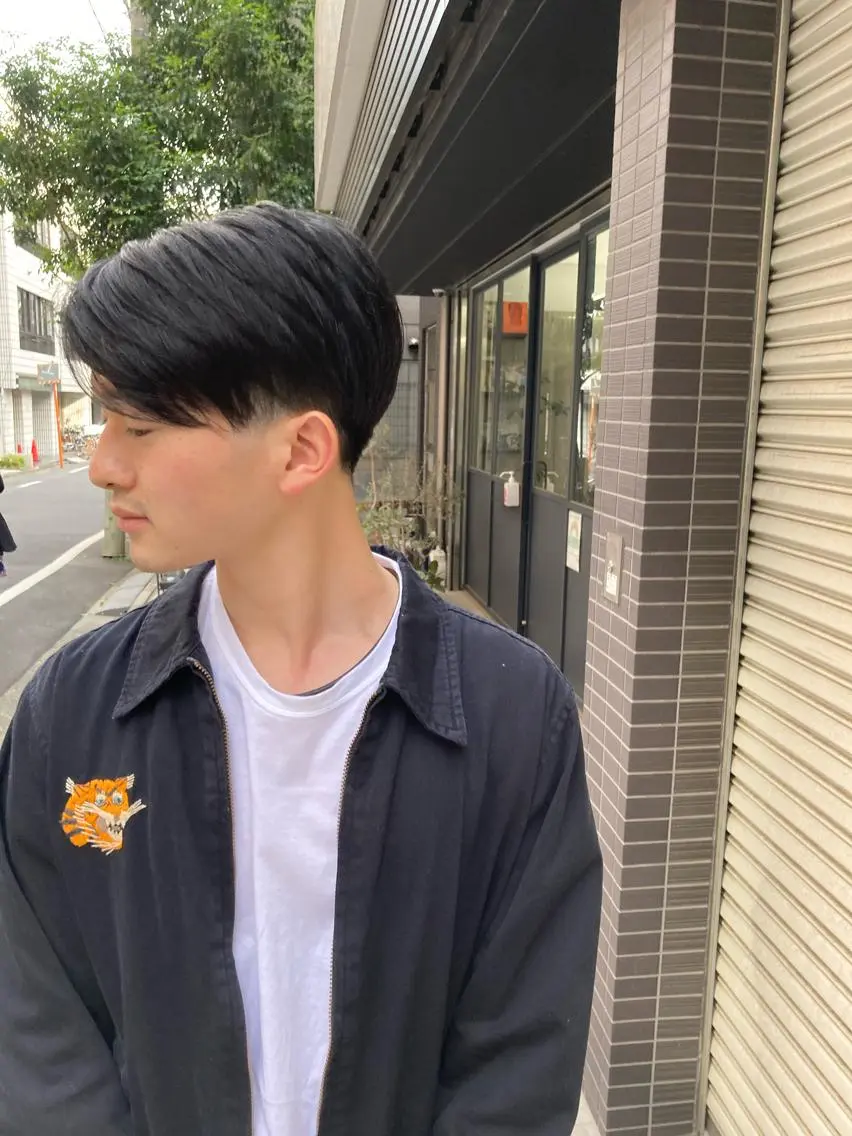 ショート メンズ センターパート メンズパーマ ツーブロック 刈り上げ 松岡 俊輔のヘアスタイル