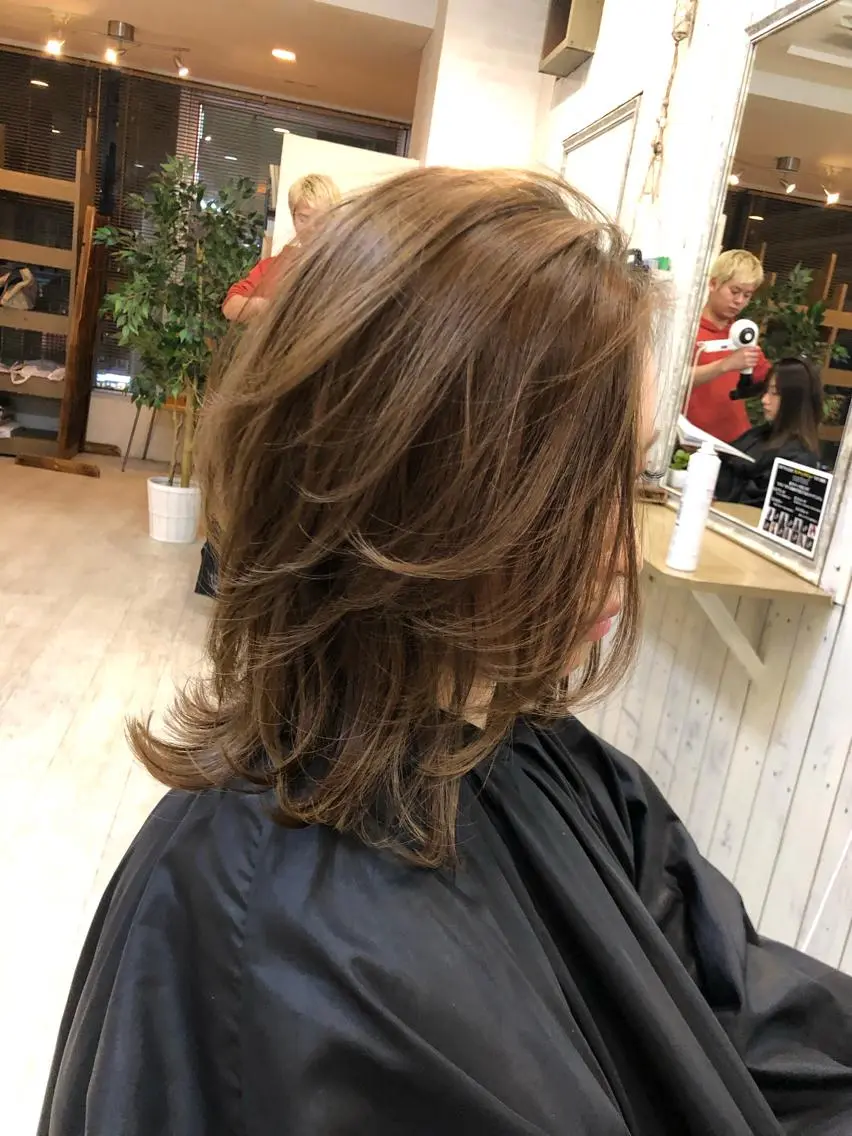 ミディアム レイヤーカット 韓国レイヤー外国人風 透明感カラー髪質改善のヘアスタイル