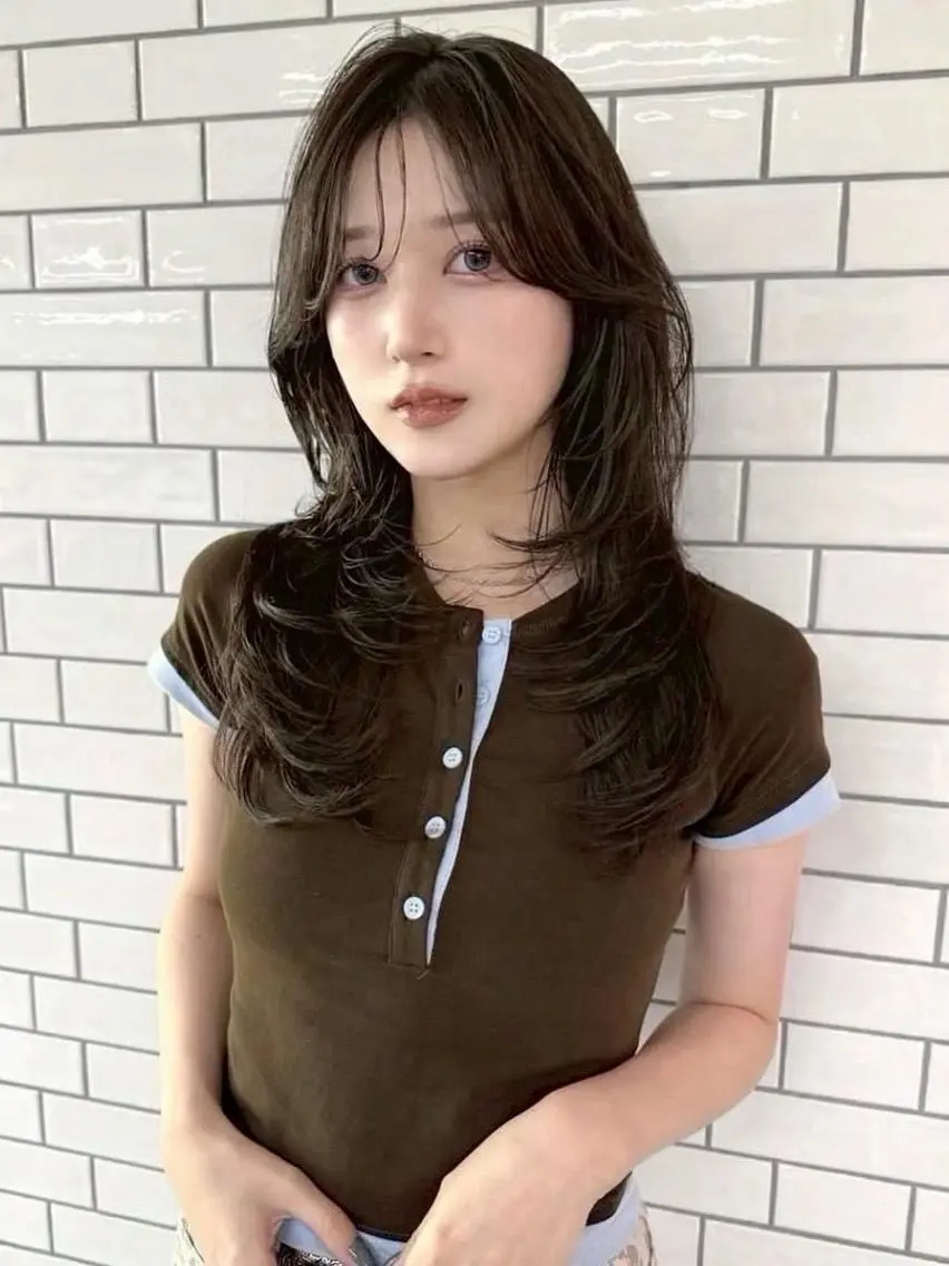セミロング 岩戸優奈💗盛れる 前髪/透明感カラーのヘアスタイル