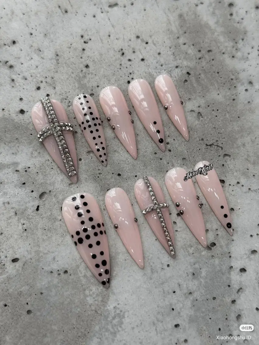 ネイル ハンドネイル H-nail ロング/3D/Y2Kのネイルデザイン