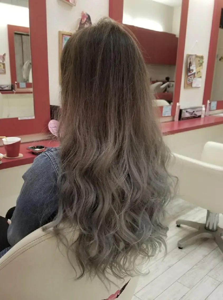 ロング カラー グラデーションカラー カット ヘアカラー パーマ トリートメント Le Lien カジのヘアスタイル
