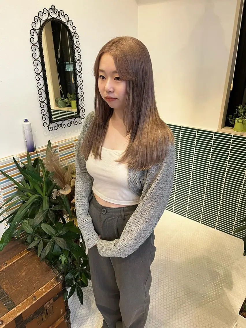ミディアム カラー ブリーチ グレージュ ヘアカラー トリートメント 🩷ハイトーン透明感 レイヤー🩷ユリカのヘアスタイル