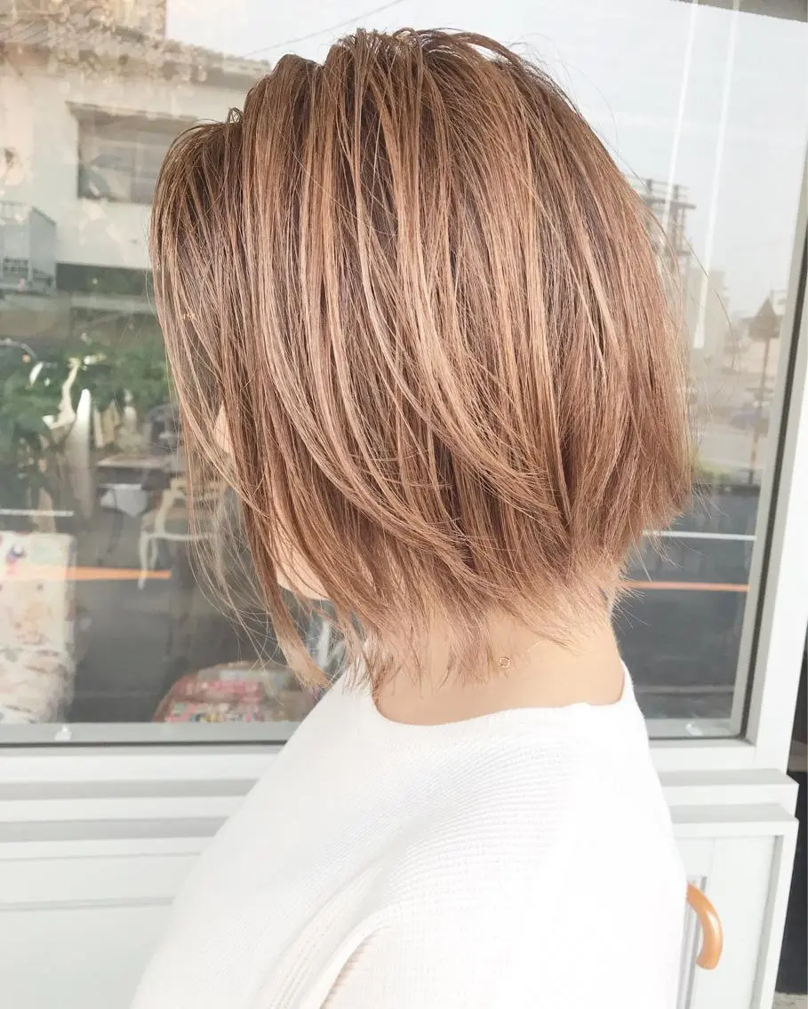 ショート カラー ヘアアレンジ お団子ヘア 切りっぱなしボブ バレイヤージュ ブリーチ デザインカラー Mariana/ 鶴原-ハイライトのヘアスタイル